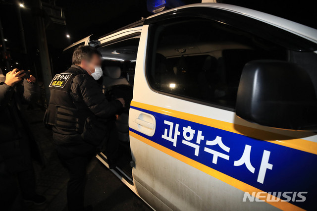 [서울=뉴시스]박민석 기자 = 경찰 관계자가 3일 오후 서울 송파구 잠실세무서를 나서고 있다. 이날 5시 1분께 한 민원인이 흉기로 3명을 찌르고 자해한 사건이 발생, 민원인은 사망했고 피해자들의 부상 정도는 확인되지 않았다. 2021.02.03. mspark@newsis.com