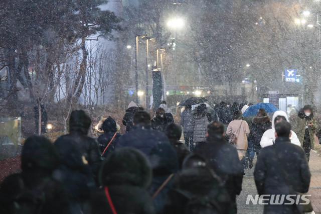 [서울=뉴시스]박민석 기자 = 서울 지역에 대설주의보가 발효된 지난 3일 오후 서울 강남구 삼성역 인근에서 시민들이 걷고 있다. 2021.02.03. mspark@newsis.com