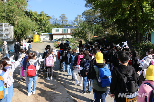 [안동=뉴시스] 지난해 김천 개령초등학교 학생들이 김천 출신 독립운동가 김단야 생가지터를 탐방하고 있는 모습. (사진=경북교육청 제공) 2021.02.04