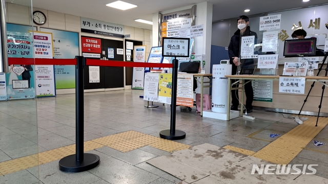 [서울=뉴시스]여동준 수습기자 = 4일 오전 서울 잠실세무서 로비의 모습. 2021.2.4. 