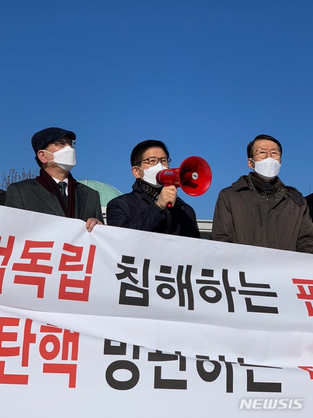 [서울=뉴시스] 신재현 수습기자 = 한반도인권과통일을위한변호사모임은 4일 국회의사당 앞에서 기자회견을 갖고 임성근 부산고법 부장판사에 대한 국회 탄핵소추안을 강하게 비난했다. 2021.02.04. again@newsis.com 