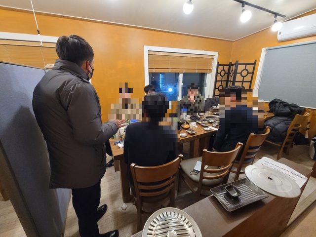 강원 동해시에서 음식점을 대상으로 방역수칙 위반 여부를 단속하고 있는 모습. (사진=동해시청 제공)