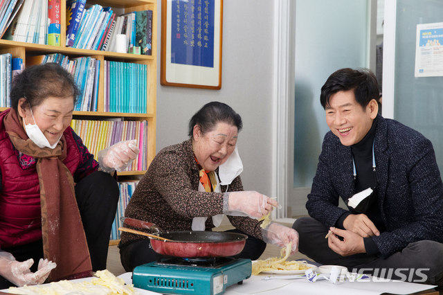 칠곡할매글꼴 홍보대사 정재환, 칠곡 할매와 만나