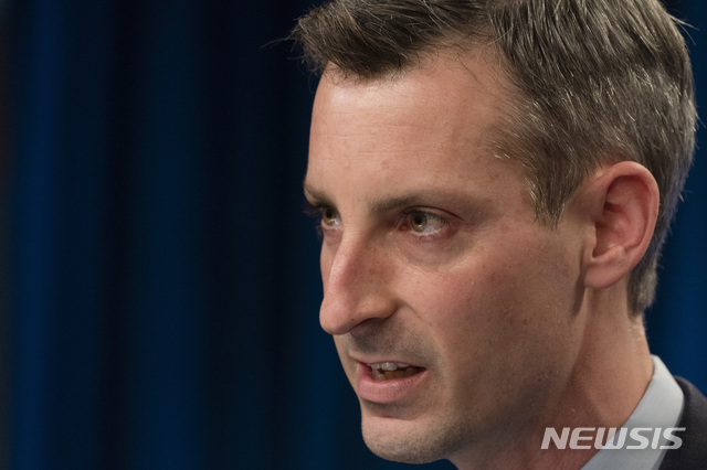 [워싱턴=AP/뉴시스]네드 프라이스 미 국무부 대변인이 지난 2021년 2월3일 워싱턴 청사에서 브리핑을 하고 있다. 2021.02.04.