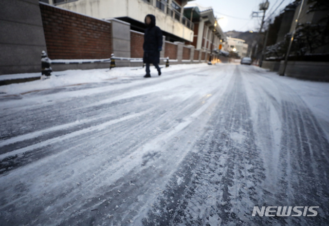 [서울=뉴시스]고승민 기자 = 지난달 4일 서울 종로구 북촌의 한 골목에 빙판길이 만들어져 있다. 2021.02.04. kkssmm99@newsis.com