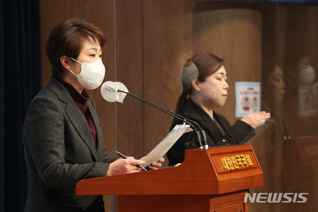 [서울=뉴시스]최동준 기자 = 이언주 국민의힘 부산시장 보궐선거 예비후보가 4일 서울 여의도 국회 소통관에서 기자회견을 열고 '한일 해저터널 건설' 찬성 입장을 밝히고 있다. (공동취재사진) 2021.02.04. photo@newsis.com