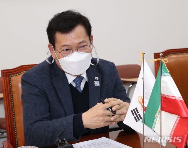[서울=뉴시스]최동준 기자 = 송영길 외교통일위원장이 4일 서울 여의도 국회를 방문한 사이드 샤베스타리 주한 이란 대사와 면담을 하고 있다. (공동취재사진) 2021.02.04. photo@newsis.com