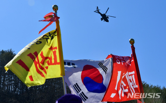 [포항=뉴시스] 이무열 기자 = 4일 오후 경북 포항시 남구 장기면 수성사격장 입구에서 장기면 주민들이 미군 아파치 헬기의 사격 훈련 중단과 사격장 폐쇄를 촉구하는 집회가 열리고 있는 가운데 미군 아파치 헬기가 사격 훈련을 위해 수성사격장으로 향하고 있다. 2021.02.04. lmy@newsis.com