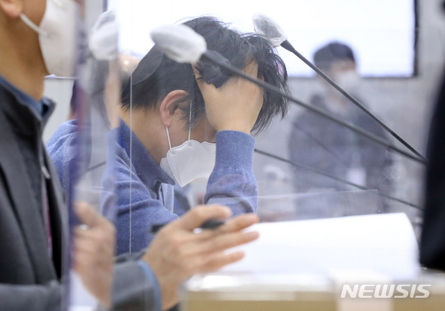 [청주=뉴시스]강종민 기자 = 4일 오후 충북 청주 식품의약품안전처에서 열린 아스트라제네카사 코로나19 백신 중앙약사심의위원회에서 한 심의위원이 회의시작을 기다리고 있다. 2021.02.04.&nbsp; ppkjm@newsis.com