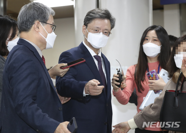 [서울=뉴시스]최진석 기자 = 우병우 전 청와대 민정수석이 지난 2월4일 오후 서울 서초구 서울고등법원에서 열린 '국정농단 방치·불법사찰 지시' 항소심 선고 공판에서 징역 1년을 선고 받은 뒤 이동하고 있다. 2021.02.04. myjs@newsis.com