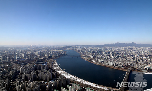 [서울=뉴시스]이영환 기자 = 맑은 날씨를 보인 4일 오후 서울 송파구 롯데월드타워 전망대 서울스카이에서 바라본 도심이 파란 하늘과 조화를 이루고 있다. 2020.02.04. 20hwan@newsis.com