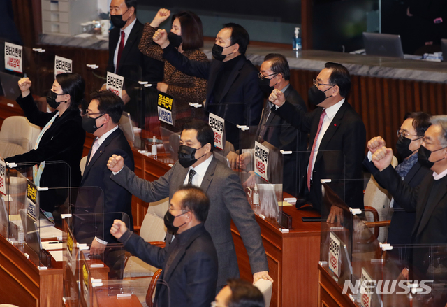 [서울=뉴시스]전진환 기자 = 주호영 국민의힘 원내대표와 의원들이 4일 오후 서울 여의도 국회 본회의장에서 '사법농단' 연루 임성근 판사 탄핵소추안이 가결된 순간 "김명수 대법원장을 탄핵하라" 구호를 외치고 있다.   2021.02.04. photo@newsis.com