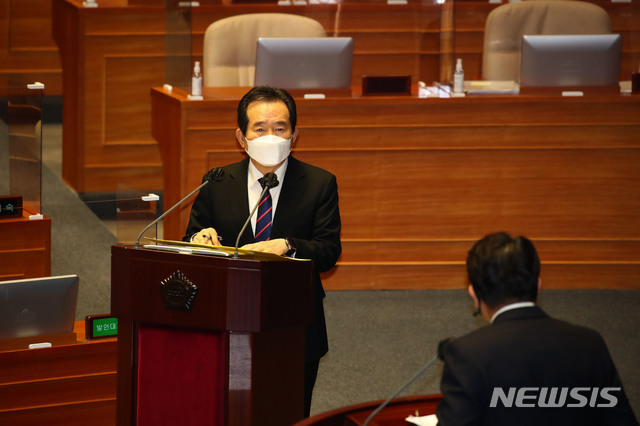 [서울=뉴시스]전진환 기자 = 정세균 국무총리가 4일 국회 본회의 정치·외교·통일·안보 분야 대정부 질문에서 국민의힘 권성동 의원의 질문에 답변하고 있다.  (공동취재사진) 2021.02.04. photo@newsis.com