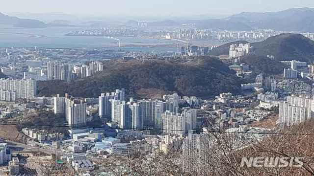  [부산=뉴시스] 허상천 기자 =부산시는 지난 한 해 동안 부산지역 대기오염물질 배출시설 317건을 검사한 결과 243건(76.6%)이 적합한 것으로 나타났다고 5일 밝혔다. 2021.02.05. photo@newsis.com