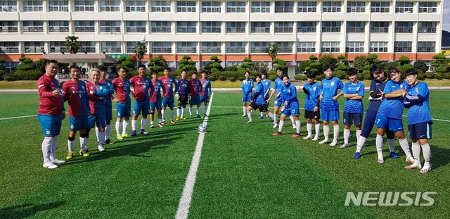 포스코 광양제철소 축구동호회 67FC와 광양여고 축구부 학생들이 지난해 친선경기 전 기념사진을 촬영하고 있다.