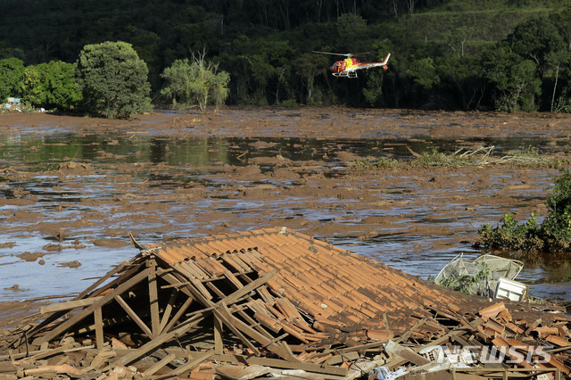 [브루마디뉴(브라질)=AP/뉴시스]2019년 1월27일 브라질 브루마디뉴에서 헬기를 탄 구조대원들이 광산 대기업 발레 회사의 댐 붕괴 사고로 침수된 지역을 수색하고 있다. 이 때 270명이 넘는 인명을 앗아간 브라질 댐 붕괴 사고로 발레 그룹은 거액 배상을 합의했지만 최근 카테테강 오염으로 다시 검찰에 기소되었다.&nbsp; 2025. 02. 26. 