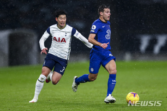  [런던=AP/뉴시스]토트넘의 손흥민(왼쪽)이 4일(현지시간) 영국 런던의 토트넘 홋스퍼 스타디움에서 열린 2020-2021 잉글랜드 프로축구 프리미어리그(EPL) 첼시와의 22라운드에 선발 출전해 우중 경기를 펼치고 있다. 손흥민은 6경기 연속 침묵했고 팀은 0-1로 패해 3연패의 늪에 빠졌다. 2021.02.05. 