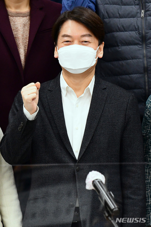 [서울=뉴시스]국회사진기자단 = 안철수 국민의당 대표가 5일 서울 영등포구 서울시사회복지사협회에서 열린 사회복지 직능단체장 간담회에서 단체장들과 기념촬영을 하고 있다. 2021.02.05. photo@newsis.com