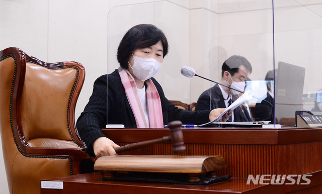 [서울=뉴시스]최동준 기자 = 서영교 국회 행정안전위원장이 5일 서울 여의도 국회에서 열린 행정안전위원회 전체회의 시작을 알리는 의사봉을 두드리고 있다. (공동취재사진) 2021.02.05. photo@newsis.com