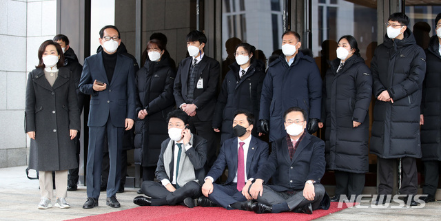 [서울=뉴시스]김선웅 기자 = 국민의힘 탄핵거래 진상조사단 소속 의원들이 5일 오전 서울 서초구 대법원을 항의 방문했으나 출입이 허가되지 않아 보안 관계자들과 대치하고 있다. 2021.02.05. mangusta@newsis.com