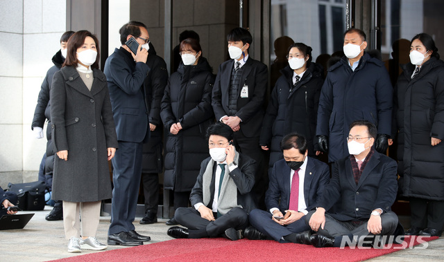 [서울=뉴시스]김선웅 기자 = 국민의힘 탄핵거래 진상조사단 소속 의원들이 5일 오전 서울 서초구 대법원을 항의 방문했으나 출입이 허가되지 않아 보안 관계자들과 대치하고 있다. 2021.02.05. mangusta@newsis.com