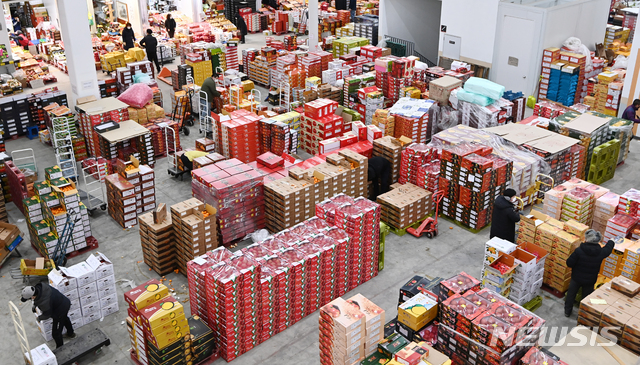 [수원=뉴시스] 김종택기자 = 지난달 5일 경기도 수원시 권선구 농수산물도매시장에 선물용 과일 등이 쌓여 있다. 2021.02.05. jtk@newsis.com