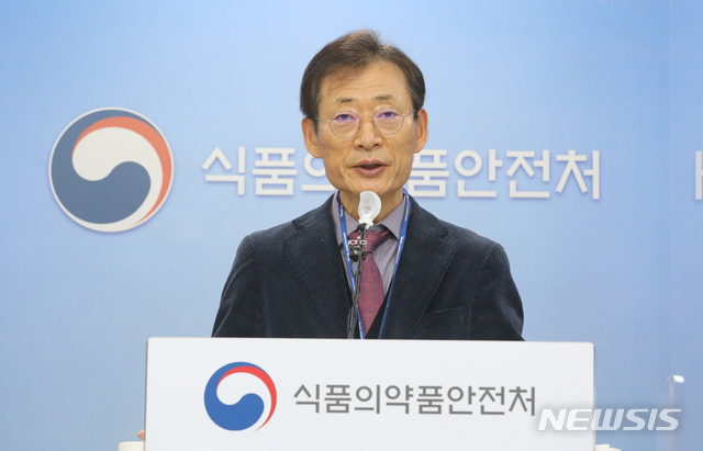 [청주=뉴시스]강종민 기자 = 오일환 중앙약사심의위원회위원장이 5일 오전 충북 청주 식약처에서 아스트라제네카사 코로나19 백신 중앙약사심의위원회 자문회의 결과, 진행중인 임상시험 결과 제출을 조건으로 품목 허가 할 수 있고, 만 65세 이상 접종은 예방접종전문위원회에서 논의되도록 권고한다고 밝히고 있다. 2021.02.05.&nbsp; ppkjm@newsis.com