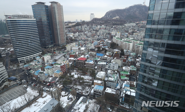 [서울=뉴시스]사진공동취재단 = 5일 서울 용산구 KDB생명타워에서 국토교통부 쪽방촌 정비방안 계획발표가 열렸다. 사진은 쪽방촌 정비방안 계획 예정지. 2021.02.05. photo@newsis.com