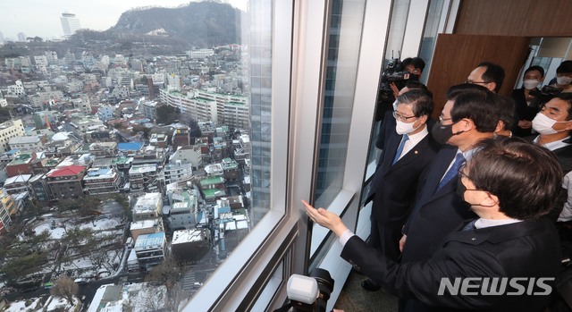 [서울=뉴시스]사진공동취재단 = 5일 서울 용산구 KDB생명타워에서 열린 쪽방촌 정비방안 계획발표에 참석한 변창흠 국토교통부 장관이 김학진 서울시 행정2부시장, 성장현 용산구청장, 김세용 주택도시공사 사장 등 기관 관계자들과 부지를 바라보며 대화를 하고 있다. 2021.02.05. photo@newsis.com