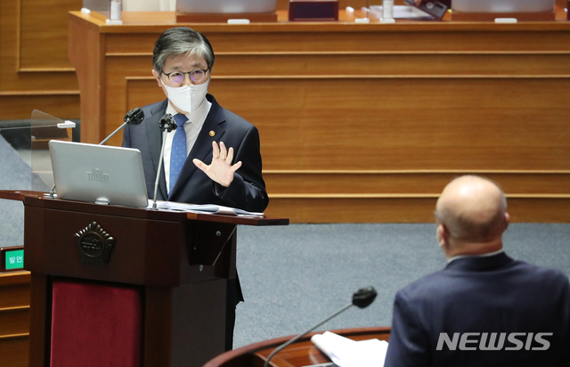 [서울=뉴시스]최동준 기자 = 변창흠 국토교통부 장관이 5일 서울 여의도 국회에서 열린 경제분야 대정부 질문에 출석, 국민의힘 김희국 의원의 주택 공급 정책에 대한 질의에 답변하고 있다. (공동취재사진) 2021.02.05. photo@newsis.com