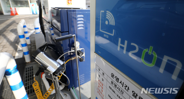 [서울=뉴시스]이영환 기자 = 정부는 2일 오후 SK인천석유화학에서 정세균 국무총리 주재로 제3차 수소경제위원회를 열었다. 사진은 서울 영등포구 국회 수소충전소. 2021.02.05. 20hwan@newsis.com