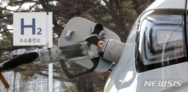 [서울=뉴시스]이영환 기자 = 서울 영등포구 국회 수소충전소에서 관계자가 수소차 충전을 하고 있다. 2021.02.05. 20hwan@newsis.com