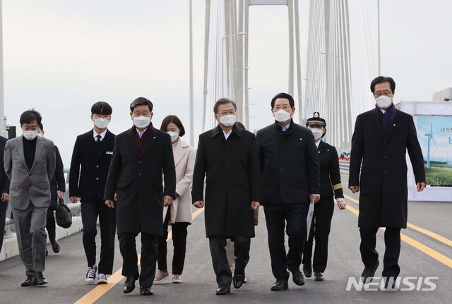 [신안=뉴시스]박영태 기자 = 문재인 대통령이 5일 오후 설 연휴 임시개통 예정인 전남 신안군 임자2대교에서 열린 세계 최대 해상풍력단지 48조원 투자협약식 체결 후 대교를 시찰하고  있다. 2021.02.05. since1999@newsis.com