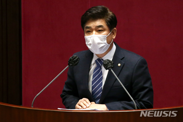 [서울=뉴시스]전진환 기자 = 김병욱 더불어민주당 의원이 5일 오후 국회 본회의에서 국무위원들에게 경제분야 대정부 질문을 하고있다. (공동취재사진) 2021.02.05. photo@newsis.com