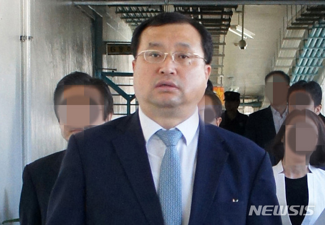 [서울=뉴시스]임성근 부산고법 부장판사에 대한 탄핵소추안이 지난 4일 국회 본회의를 통과했다. 사진은 2014년 당시 임성근 형사수석부장판사가 서울구치소를 둘러보는 모습. (사진=뉴시스 DB) 2021.02.05. photo@newsis.com