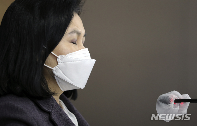 [서울=뉴시스] 최진석 기자 = 유명희 산업통상자원부 통상교섭본부장이 5일 오후 정부서울청사에서 긴급 브리핑을 열고 차기 세계무역기구(WTO) 사무총장 후보 사퇴를 밝히며 눈을 감고 있다. 2021.02.05. myjs@newsis.com