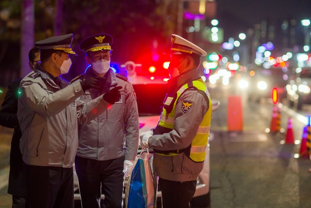 [부산=뉴시스]진정무 부산경찰청장이 지난 2월5일 오후 부산 동래구 명륜1번가 음주단속현장을 방문해 직원들을 격려하고 있다. (사진=부산경찰청 제공) *재판매 및 DB 금지