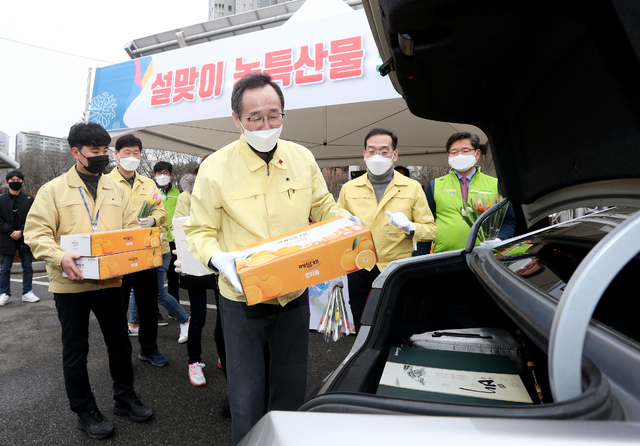 [전주=뉴시스] 6일 전북도청 주차장에서 진행한 ‘설맞이 농특산물 드라이브 스루’ 송하진 전북도지사가 직접 판매에 나섰다. 2021.02.06 photo@newsis.com *재판매 및 DB 금지