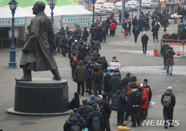 [서울=뉴시스]조수정 기자 = 6일 오후 서울역 광장에서 노숙인 등 무료 배식을 받기 위한 행렬이 길게 늘어서 있다. 2021.02.06. chocrystal@newsis.com