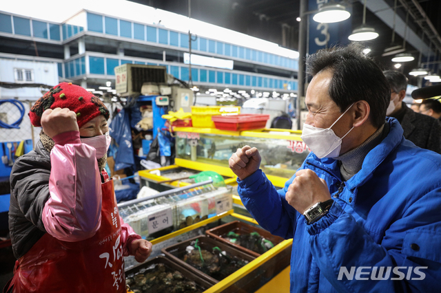 [서울=뉴시스]조수정 기자 = 우상호 더불어민주당 서울시장 예비후보가 6일 오전 서울 가락농수산물종합시장을 찾아 상인들의 응원을 받고 있다. (사진=우상호 의원실 제공) 2021.02.06. photo@newsis.com *재판매 및 DB 금지