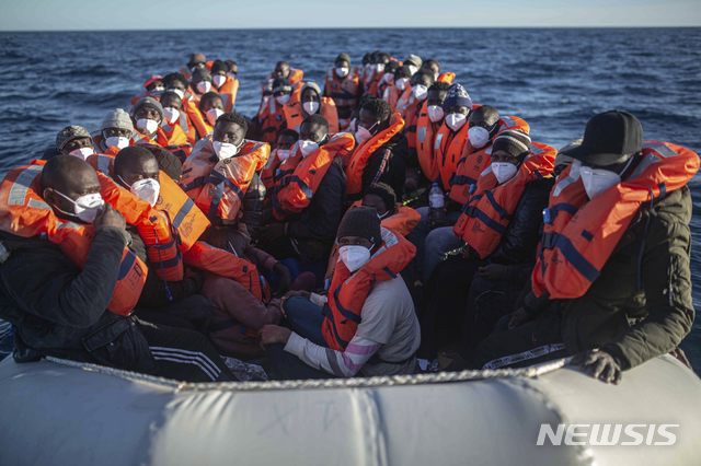 [트리폴리= AP/뉴시스] 지중해 해상에서 구조된 유럽행 아프리카 난민들.  각기 다른 나라에서 온 이들은 리비아를 출발지로 선호해 리비아 해안에서는 해경이 밤낮 없이 조난한 불법이민자들을 구조하고 있다.