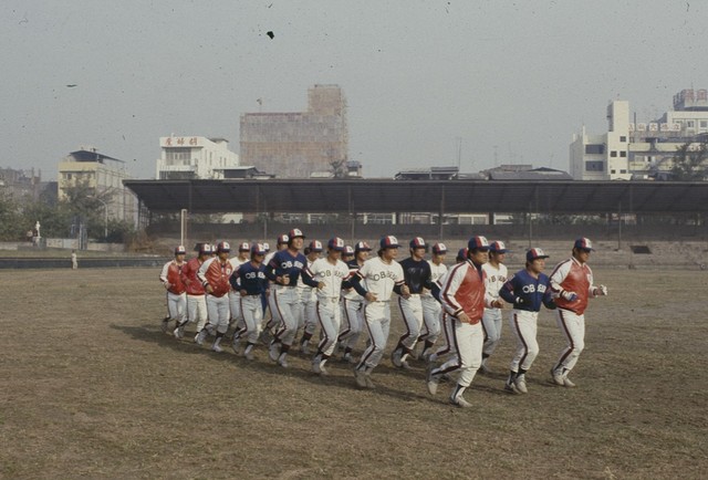 [서울=뉴시스] 1980년대 OB 베어스 일본 전지훈련 모습. (사진 = 두산 베어스 제공) *재판매 및 DB 금지