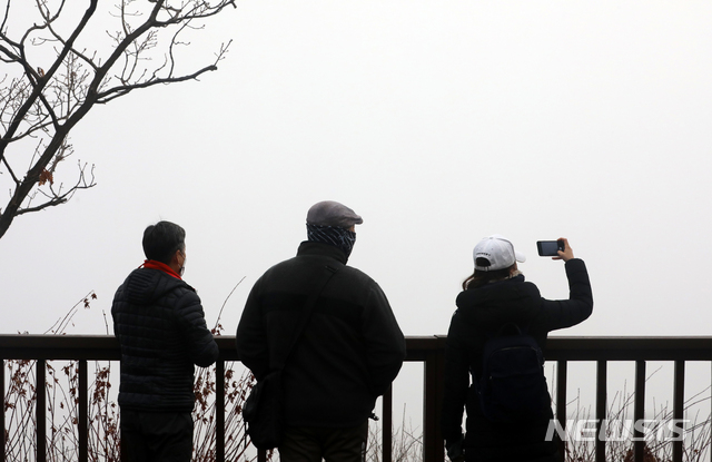 [서울=뉴시스]배훈식 기자 = 짙은 안개와 미세먼지로 가시거리가 짧아진 지난 7일 오전 서울 중구 남산에서 바라본 서울 도심이 안개에 가려져 있다. 2021.02.07. dahora83@newsis.com