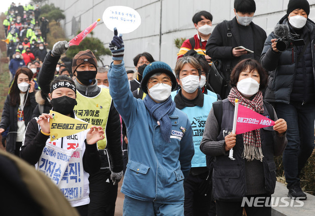 [서울=뉴시스]국회사진기자단 = 김진숙 민주노총 부산본부 지도위원이 7일 오전 서울 동작구 흑석역 인근에서 참가자들과 함께 청와대를 향해 희망 뚜벅이 행진을 하고 있다. 2021.02.07. photo@newsis.com *재판매 및 DB 금지