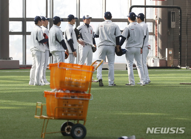 [이천=뉴시스]김병문 기자 = 두산 투수들이 7일 오전 경기 이천 두산베어스크에서 열린 '2021 시즌 두산 베어스 스프링캠프'에 참가해 훈련하고 있다. 2021.02.07. dadazon@newsis.com