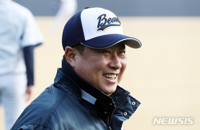 [이천=뉴시스]김병문 기자 = 두산 김태형 감독이 7일 오전 경기 이천 두산베어스크에서 열린 '2021 시즌 두산 베어스 스프링캠프'에 참가해 밝게 웃고 있다. 2021.02.07. dadazon@newsis.com
