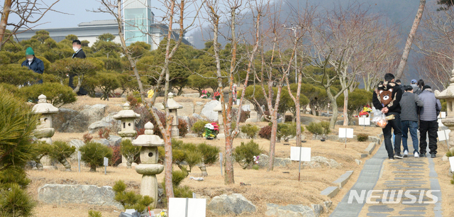 [전주=뉴시스] 김얼 기자 = 지난해 2월7일 전북 전주시 완산구에 위치한 수목장 공원묘지를 찾은 시민들이 성묘를 하고 있다. (사진=뉴시스 DB). 2021.02.07. pmkeul@newsis.com