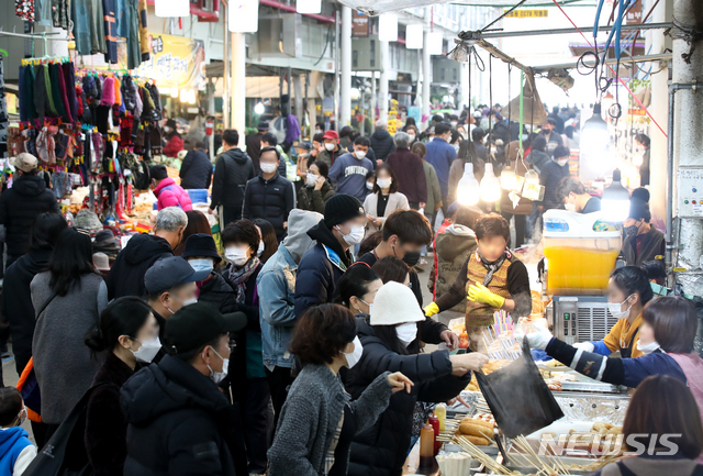[제주=뉴시스]우장호 기자 = 설 명절을 나흘 앞둔 7일 제주시 도두1동 제주시민속오일시장에 시민과 관광객들이 제수용품을 고르고 있다. 2021.02.07. woo1223@newsis.com