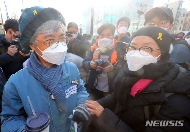 [서울=뉴시스]배훈식 기자 = 복직을 촉구하며 지난해 12월 30일 부산을 출발해 청와대까지 희망 뚜벅이 행진을 한 김진숙 전국민주노동조합총연맹 부산본부 지도위원이 7일 오후 서울 종로구 청운동주민센터 앞에서 행진 참여자와 밝게 웃고 있다. 2021.02.07. dahora83@newsis.com