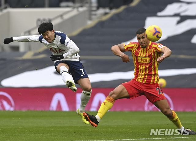 [런던=AP/뉴시스]토트넘 손흥민(왼쪽)이 7일(현지시간) 영국 런던의 토트넘 홋스퍼 스타디움에서 열린 웨스트 브로미치 앨비언(WBA)과의 2020-2021 잉글랜드 프리미어리그(EPL) 23라운드에 선발 출전해 경기하고 있다. 손흥민은 후반 13분 팀의 두 번째 골을 넣어 팀의 2-0 승리를 이끌었으며&nbsp; 선제골을 넣은 해리 케인과 함께 리그 13호 골을 기록해 득점 부문 공동 2위에 올랐다. 2021.02.08.